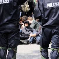 _DSC3752   Demonstranten geniessen das sonnige Wetter, Polizisten. | Nazidemonstration in Hamburg Barmbek - Proteste.